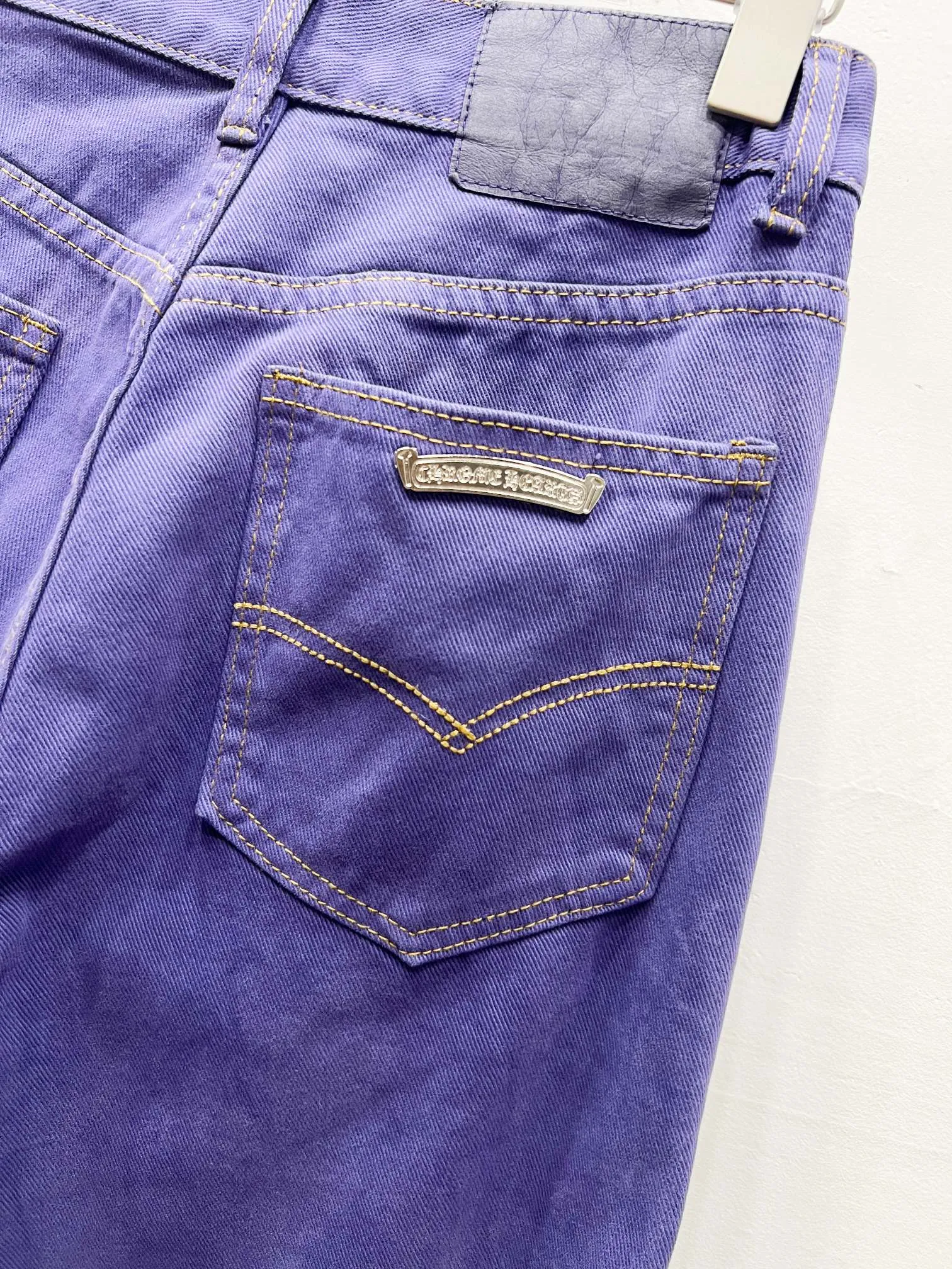 P220 Style No.: (c050) Women's Purple Pants Chrome Hearts CH Chrome's latest purple exudes uninhibited personality and unique charm. Every wear and tear is carefully designed to present a unique artistic feel. Made of imported denim fabric, which has undergone heavy industrial washing and destruction treatment, the trousers show a super cool effect on the upper body, allowing you to dominate the fashion stage.  This is more than just a pair of jeans, it is an expression of attitude. With its unique design concept and ultimate pursuit of details, Croxin breaks traditional boundaries and defines the jeans trend in the new era. The trousers are made of double-layer woven fabric and matched with customized hardware, showing an incomparably beautiful and unique style, making every wearer the focus of fashion. Imported denim fabric, super heavy-duty washed and damaged, the upper body is super cool! Customized hardware, incomparably beautiful style, difficult to make, full of high street feel Color: Purple Size: S M L XL (women's pants 26, 28, 30, 32)